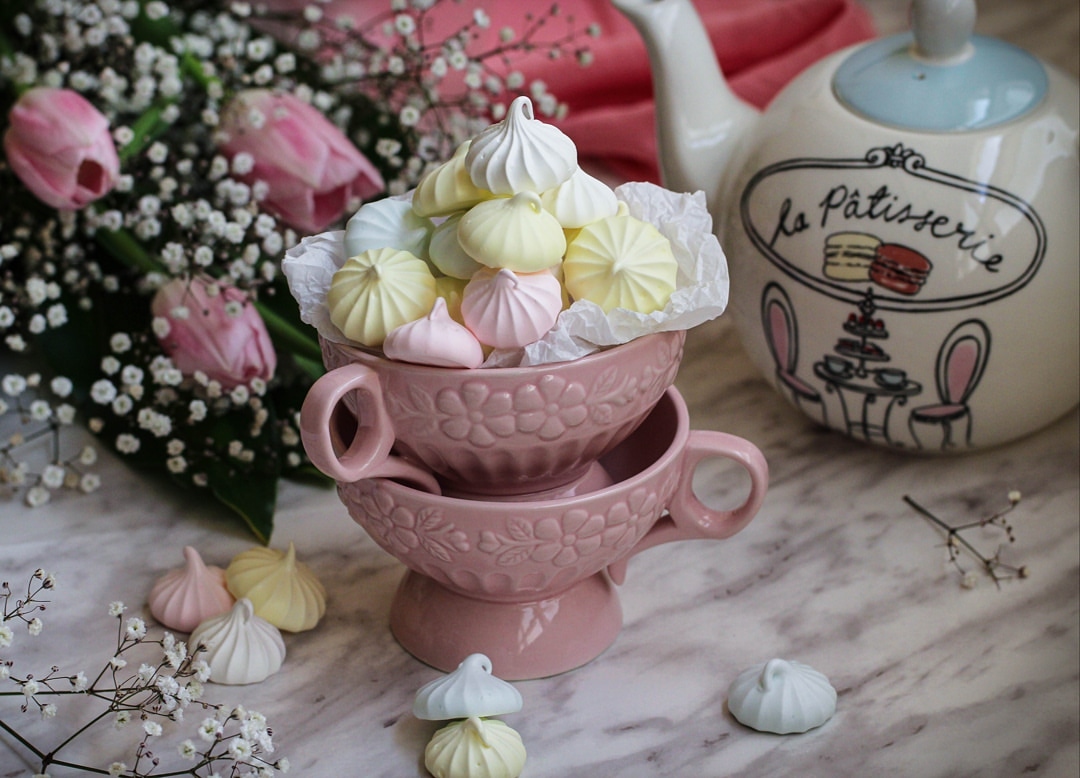 كوكيز المارينج بالفانيلا هي نكهة آخرى تجدونها بصندوق الكوكيز الخاص بنا . Vanilla meringue