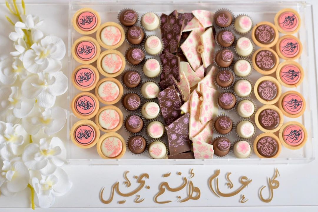 عرض صينيه العيد اكثر من ٤٩ حبه تارت وفوندو بحشوات مختلفه + شوكلت مسكر بصينيه اكريلك مزينه