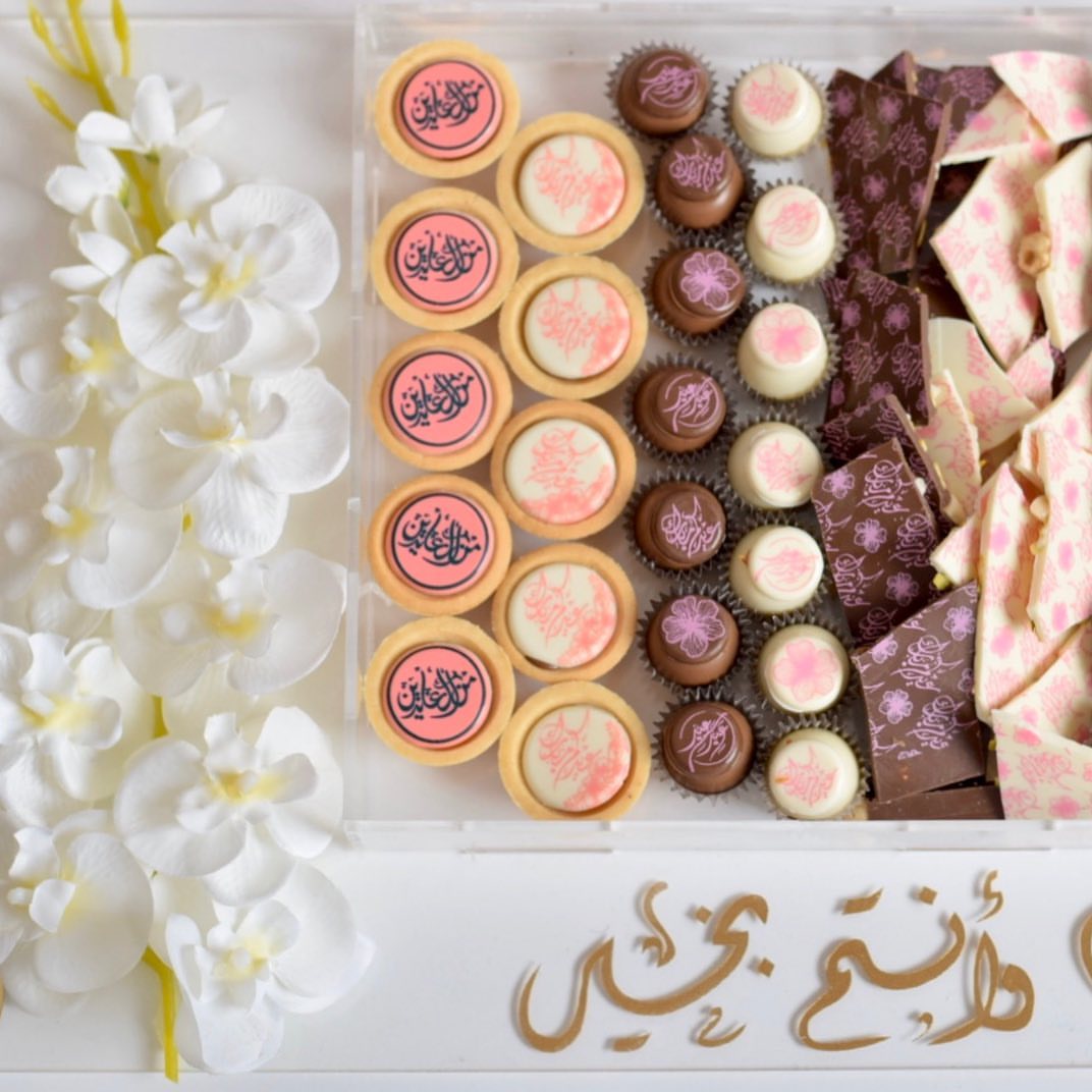 عرض صينيه العيد اكثر من ٤٩ حبه تارت وفوندو بحشوات مختلفه + شوكلت مسكر بصينيه اكريلك مزينه