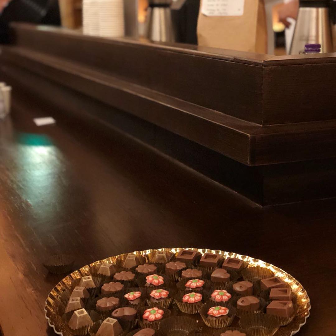 مايحلى اللقاء إلا بوجود ضيافة الشوكولاتة المحلقة #بيستاشيو #شوكولاتة #حلويات_قهوة #chocola