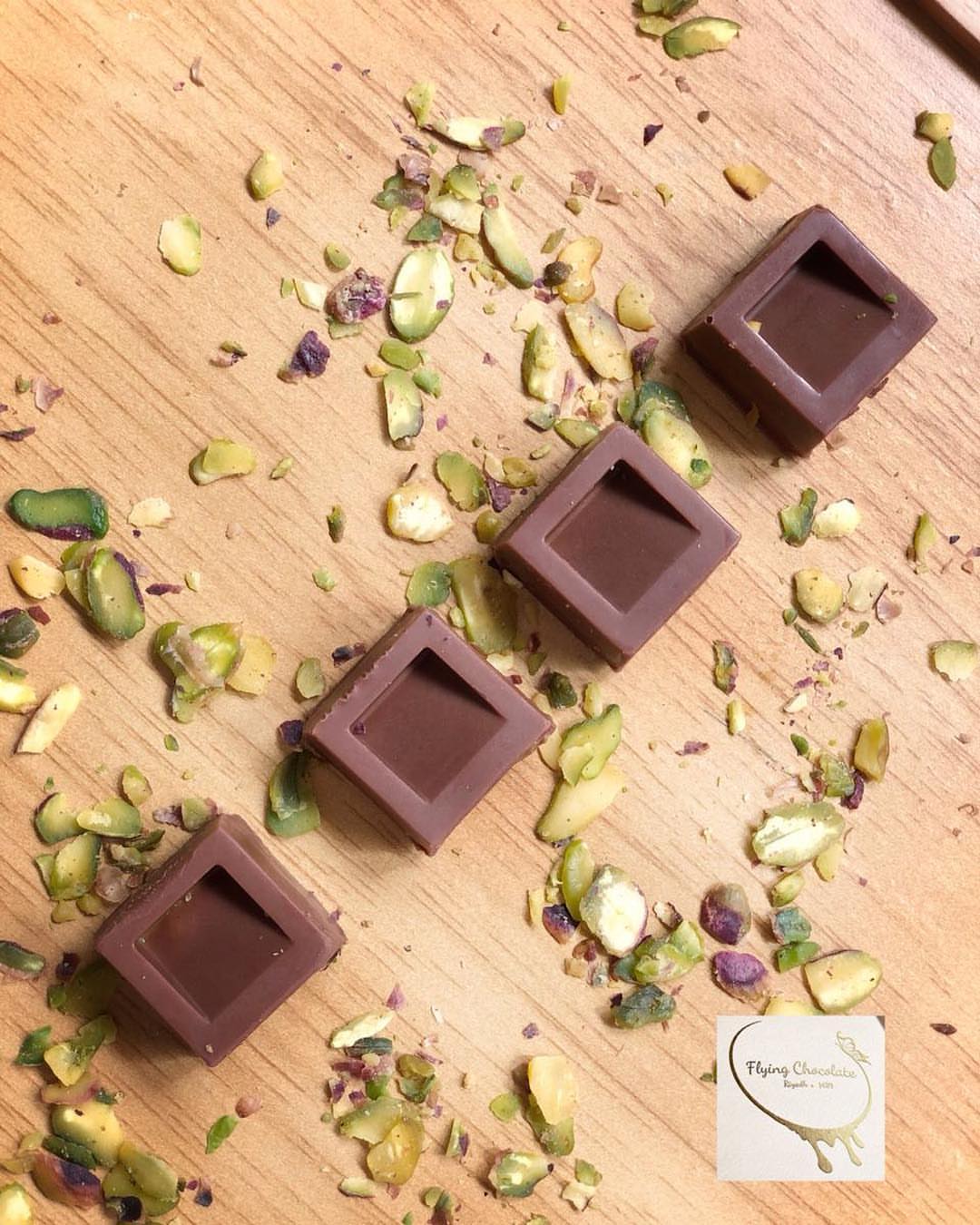 وماتحلا الجمعات إلا بالشوكولاتة المُحلِقة. #chocolate #بيستاشيو #شوكولاتة #حلويات_قهوة #حل