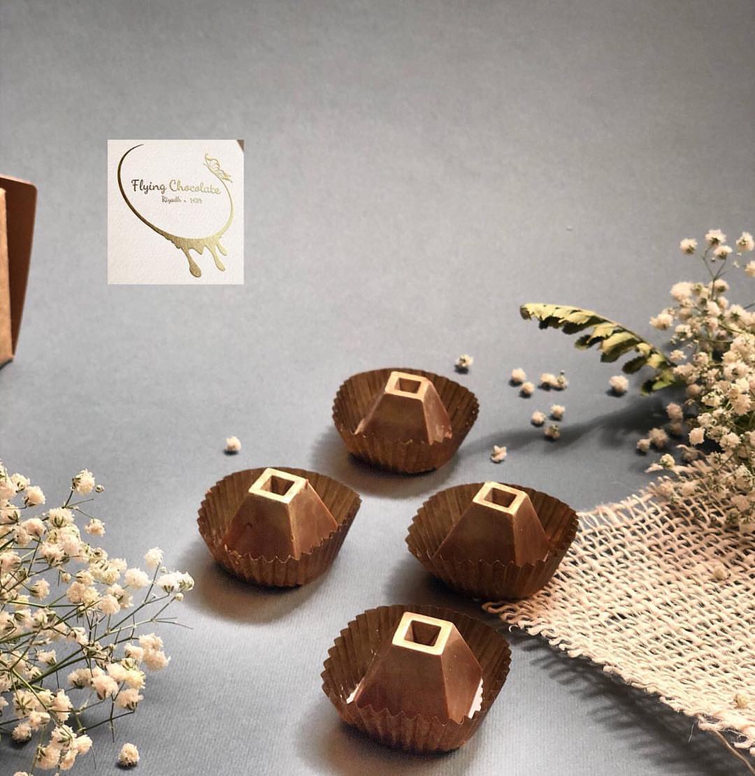 الصباحات السعيدة تبدأ بالشوكولاتة المُحلقة لـ تُحلق بك عاليًا. #chocolate #بيستاشيو #شوكول