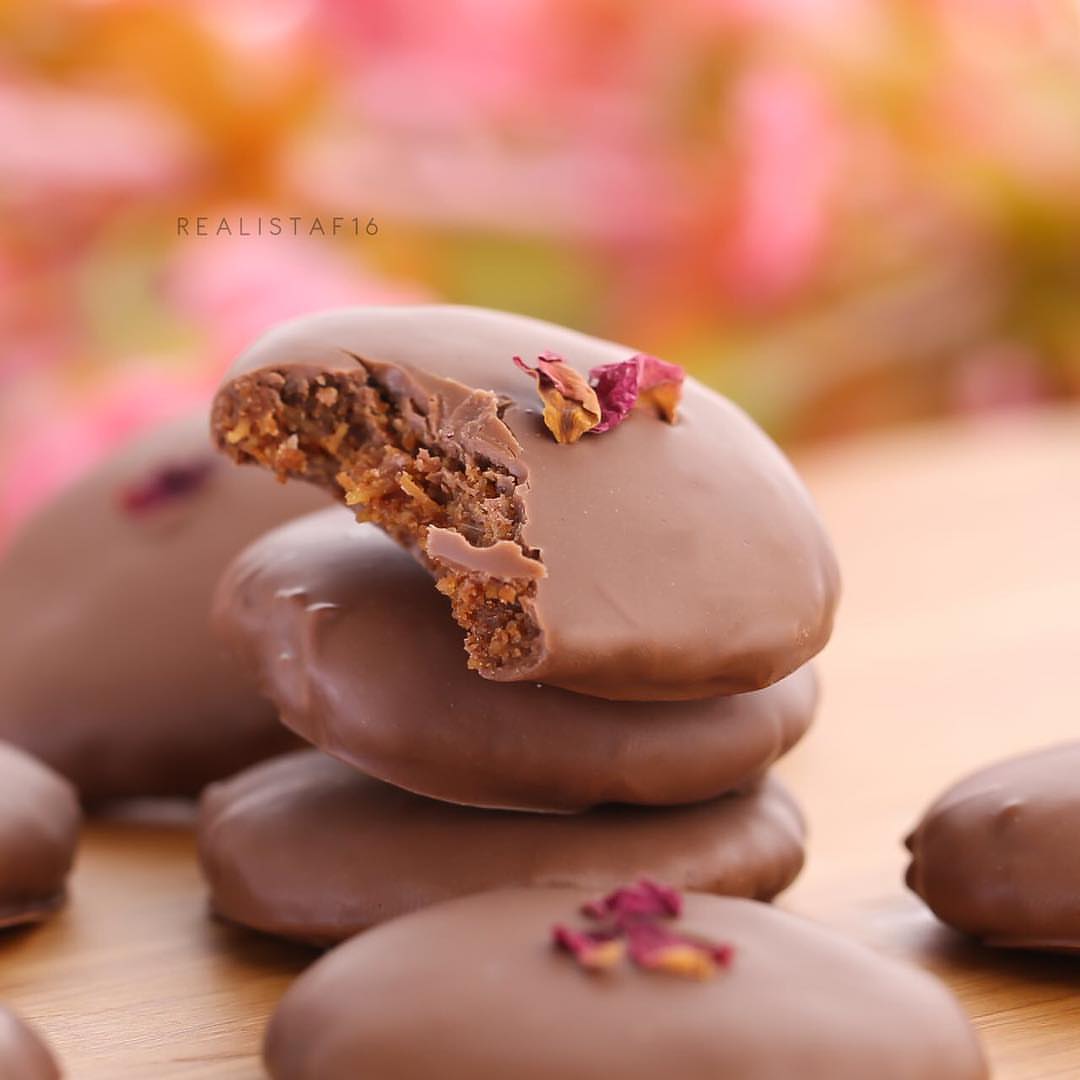 . . ‫كلما اتسعت مساحة التفاؤل في عينيك رأيتَ نعيماً لا يبصرهُ الا من احسن ظنهُ بالله ، وأن