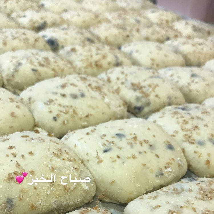 صباح الخبز الطازج خبز الزيتون بشكله الجديد نخالة القمح على الوجه.. #سرمخبزي #خبز #زيتون #b