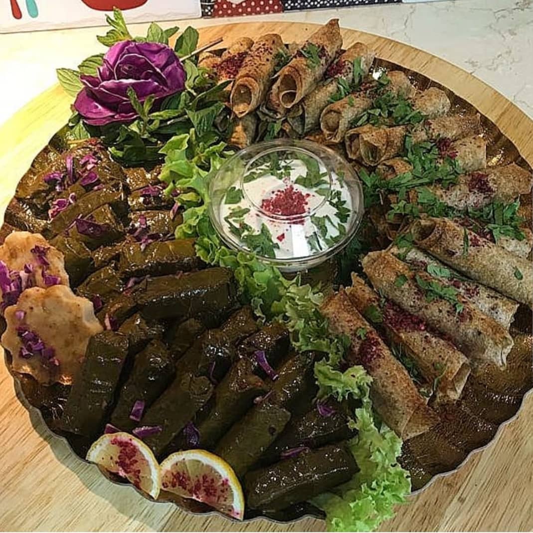 ورق عنب ورولات مسخن السعر :140 ريال #سرمخبزي #ورق_عنب #مسخن_دجاج