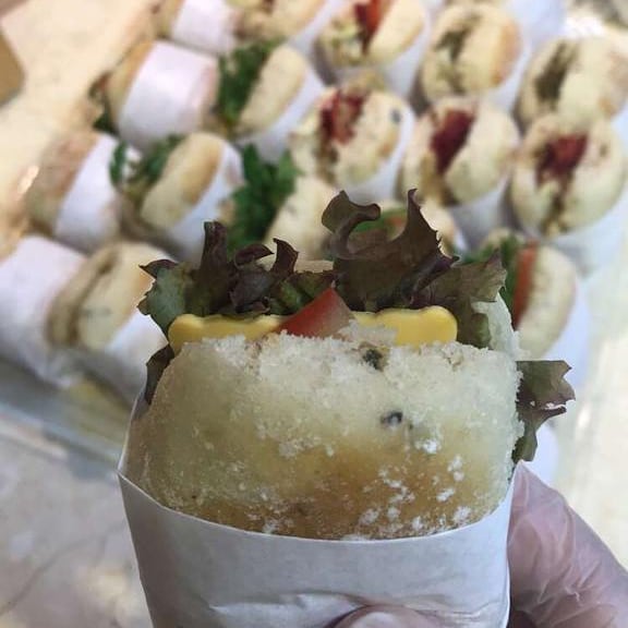 ميني ميني ساندوتش خبز الزيتون حجم صغير مناسب للتقديمات.. . جبن حلوم جبن تشيدر بالزيتون الح