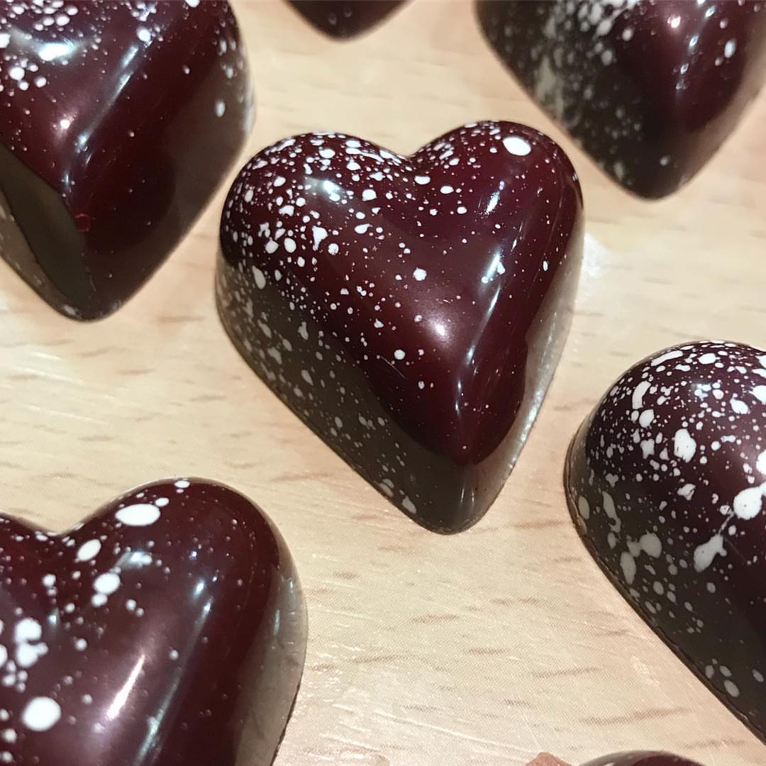 شكولاتة بحشوة الكروكانتين ...جداً لذيذة#شكولاتة #بلجيكية.#كنزالشكولاتة#chocolate