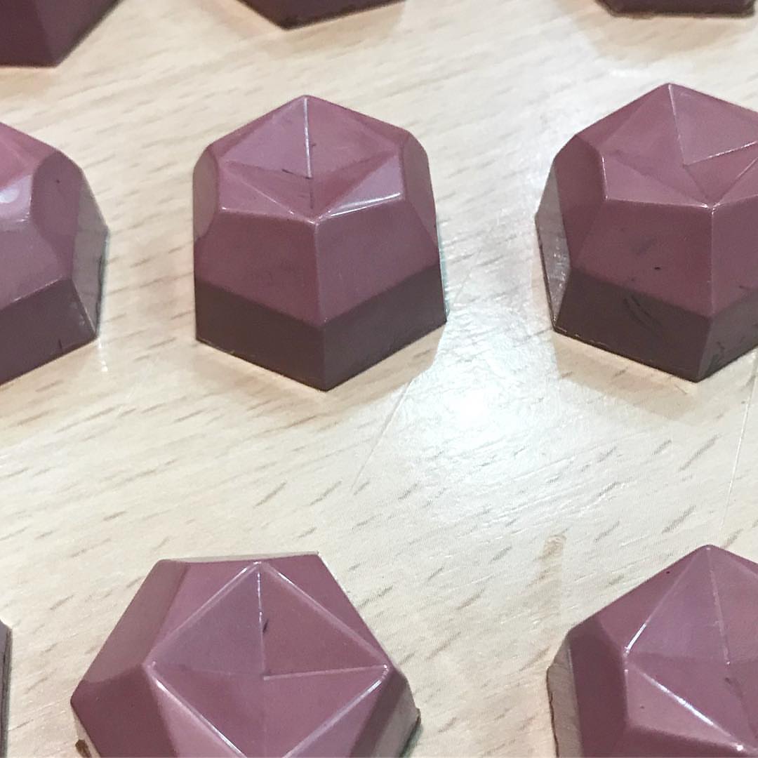 شكولاتة بحشوة البرلين#شكولاتة #للمناسبات#حفلات #تخرج#تقديمات#chocolate