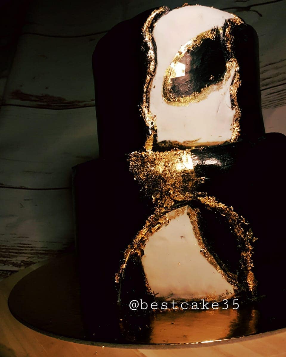 ‏الجَمال يقِف خجلاً في حُسن عَيناها،♥️ كيكة التشوكليت بديزاين مختلف . . . . . . . . . . .