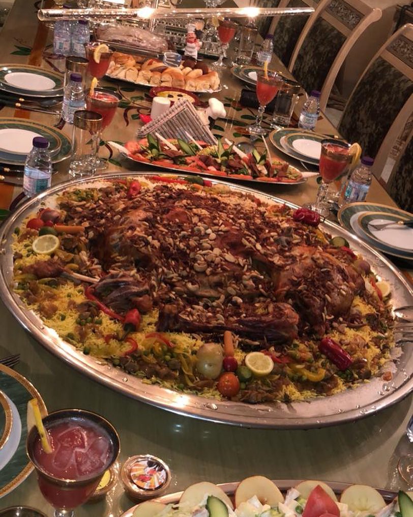 منشن اللي ودك تعزمه على هالسفره #رزيزه #عزيمه #ذبيحه_محشيه #كشتات #عشا #بوفيهات_vip #