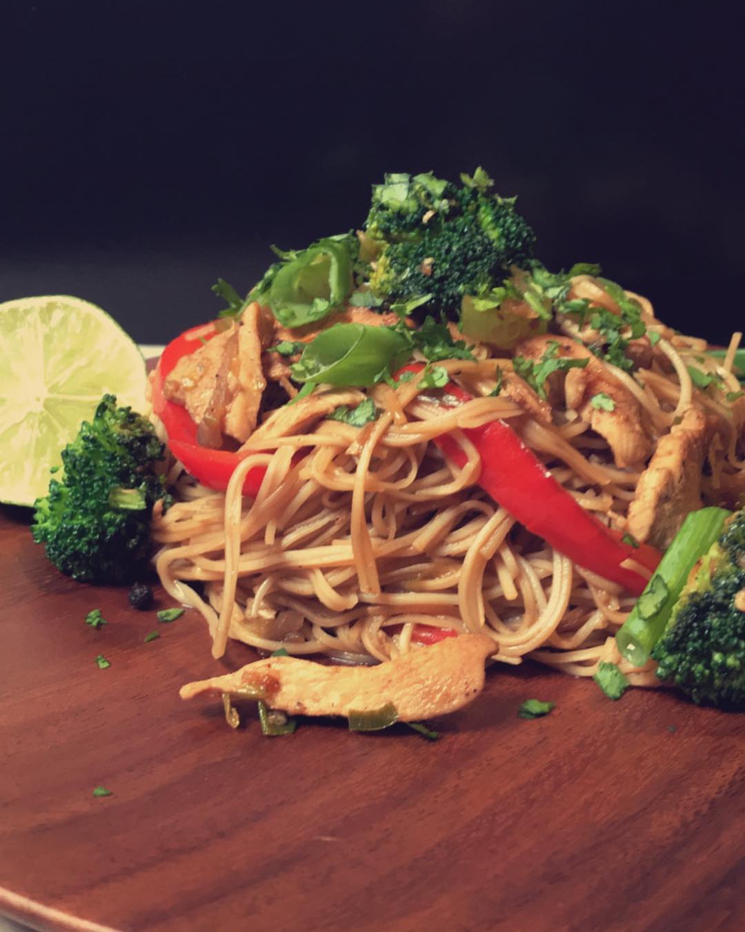 Asian noodles شعيريه اسيويه علبه شعريه بالبيض ٢صدر دجاج ٤فصوص ثوم ١/٢ بصله مقطعه شرائح رفي