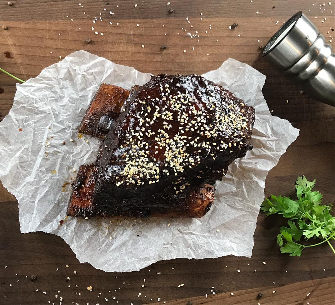Bbq short ribs ٢كيلو شورت ريبز بقري ١بصله راس ثوم ملعقتين طعام زبده ٢ ملعقه شاي بابريكا مد