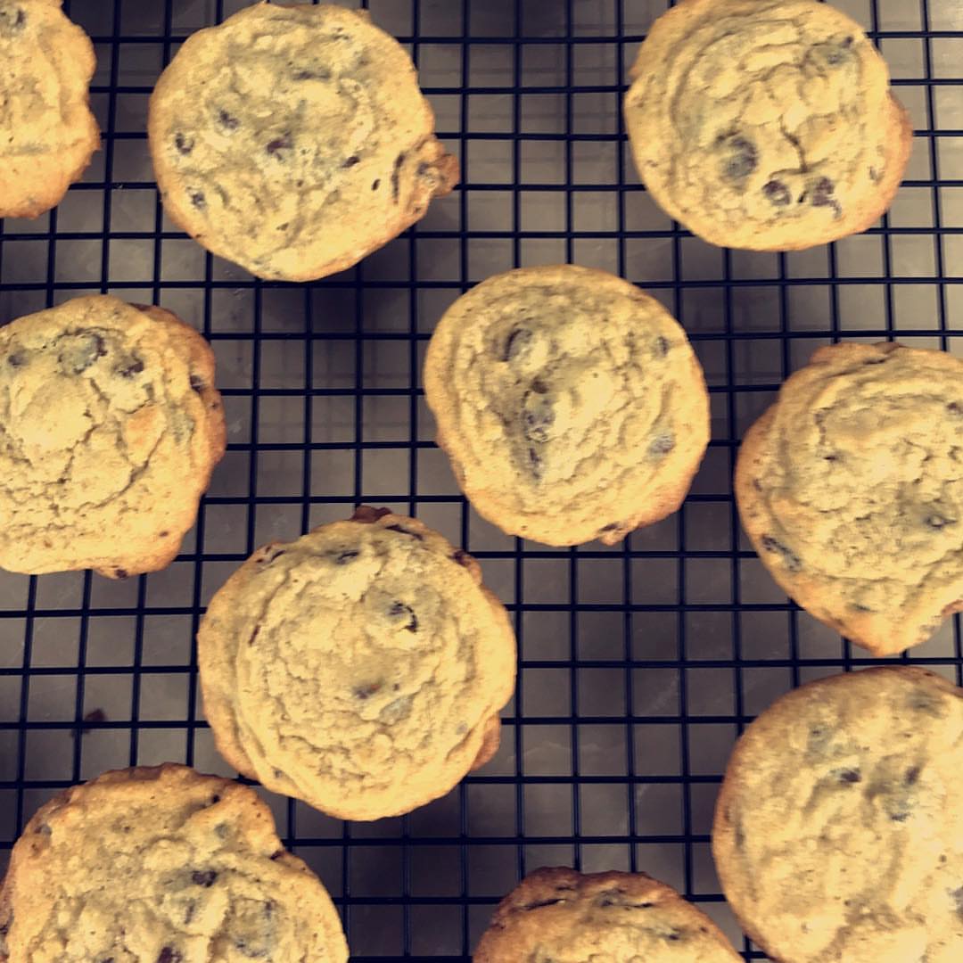 Chocolate chip cookies ٢٠٠ جرام زبده ١ كوب سكر بني ١/٢ كوب سكر ابيض بيضتين ٢ ملعقه شاي فان