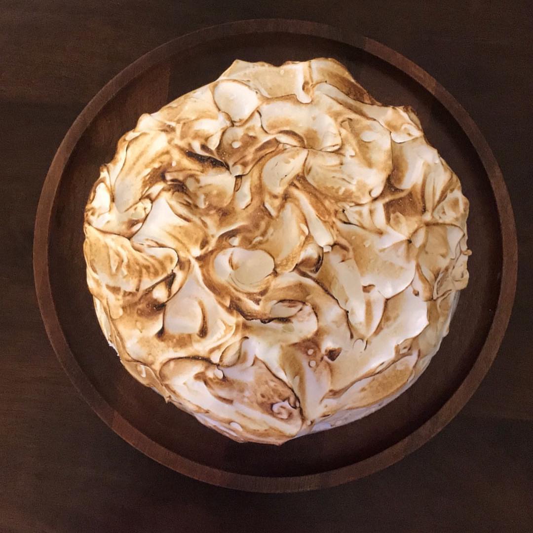 Vanilla meringue cake Cake : 4 eggs at room temperature 1 cup of flour 2/3 cup of sugar 1