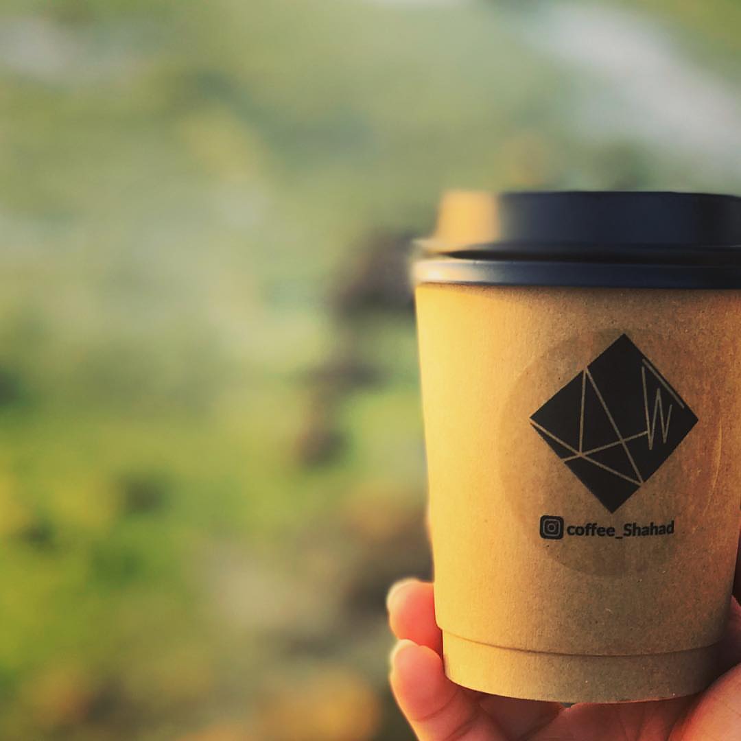 يقولك يد وحده ماتصفق ! بس تمسك كوب قهوه ✋☕️. . #قهوة_شهد