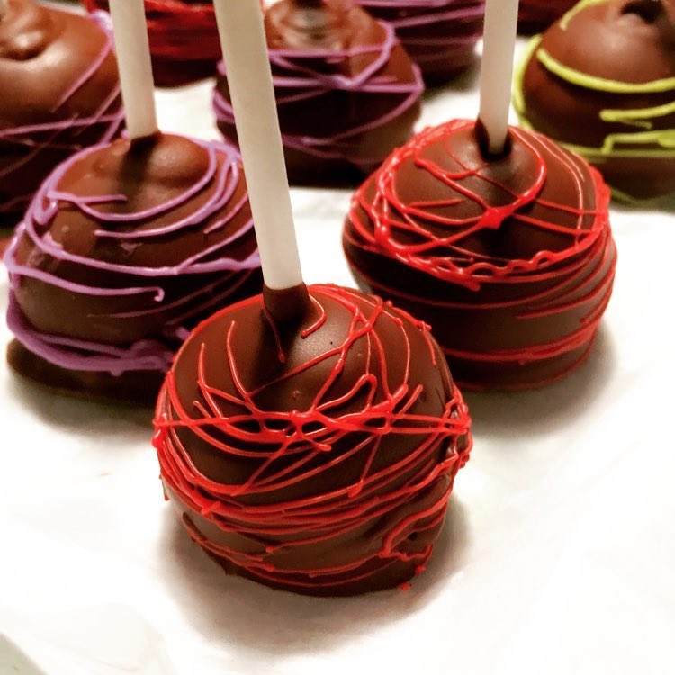 . lollipop cake لمناسباتكم باللون والثيم المطلوب #lollipopcake#بوبز_كيك #تقديم #حفلات #اعي
