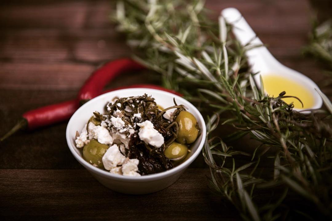 خلطة جبن و زيتون بالأعشاب جار و بهار منتجاتنا من اجبان و أعشاب طبيعية و عضوية. #اورجانيك #
