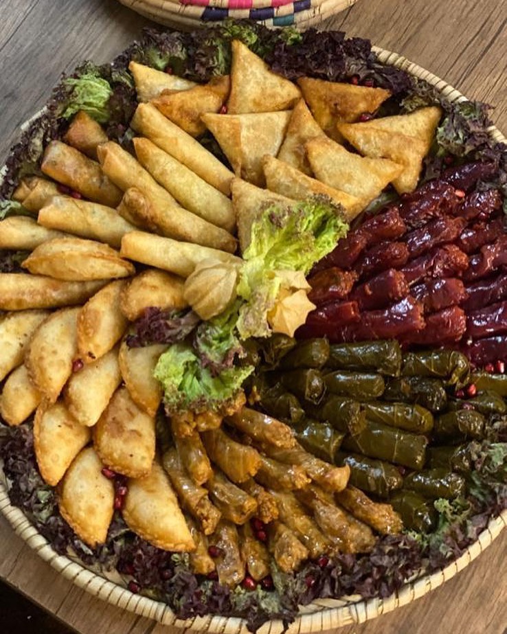 الصينيه الرمضانيه ❤️ تتوفر بالطلب المسبق تتكون من ٥٠ حبهً مكس ورق عنب ولونين ملفًوف احمر و