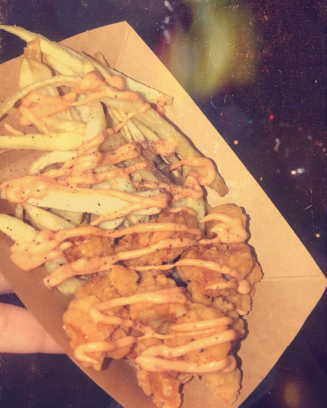 داينمايت الدجاج هو الأكثر طلباً . Chicken fries with dynamite sauce