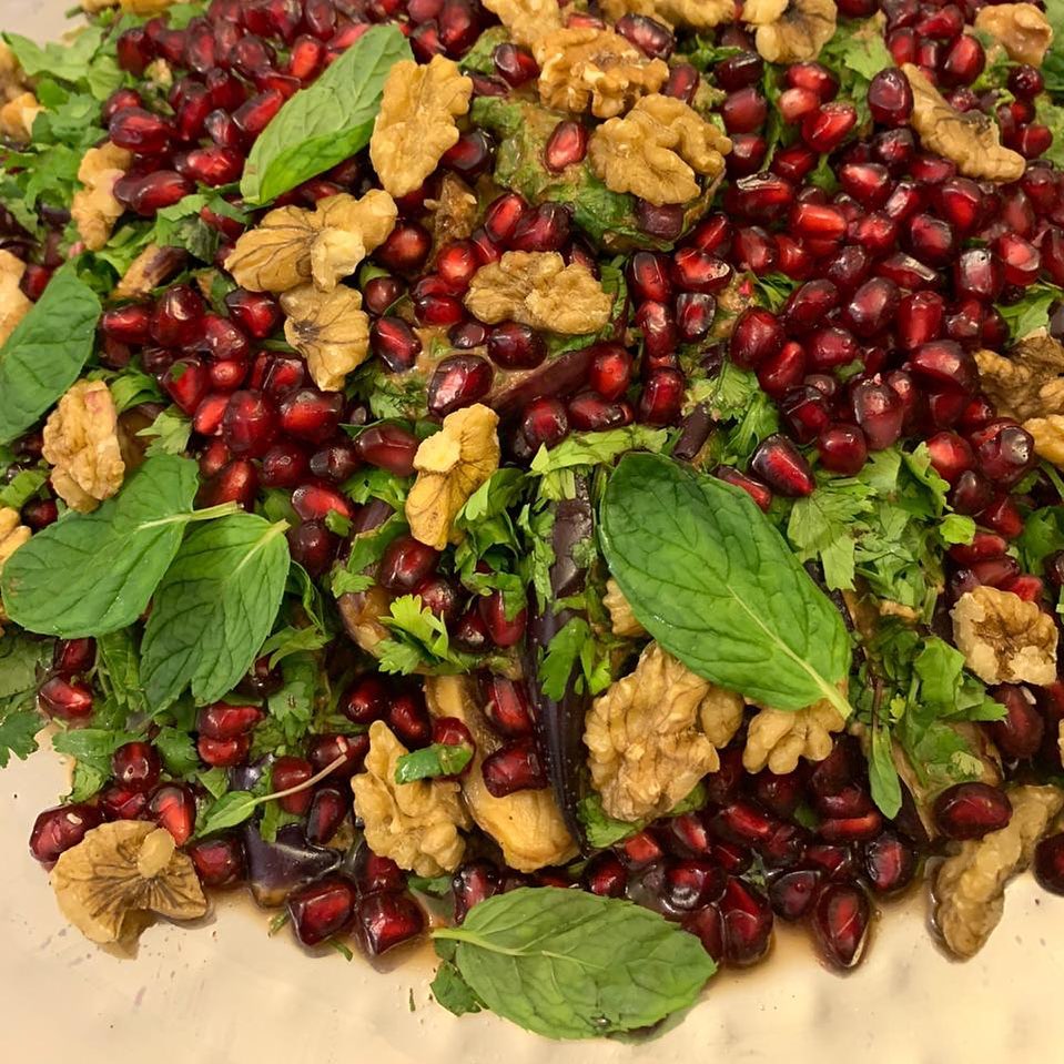 سلطة الباذنجان بصوص الجوز الرومانيه يممممي . #سلطة #باذنجان #مقبلات