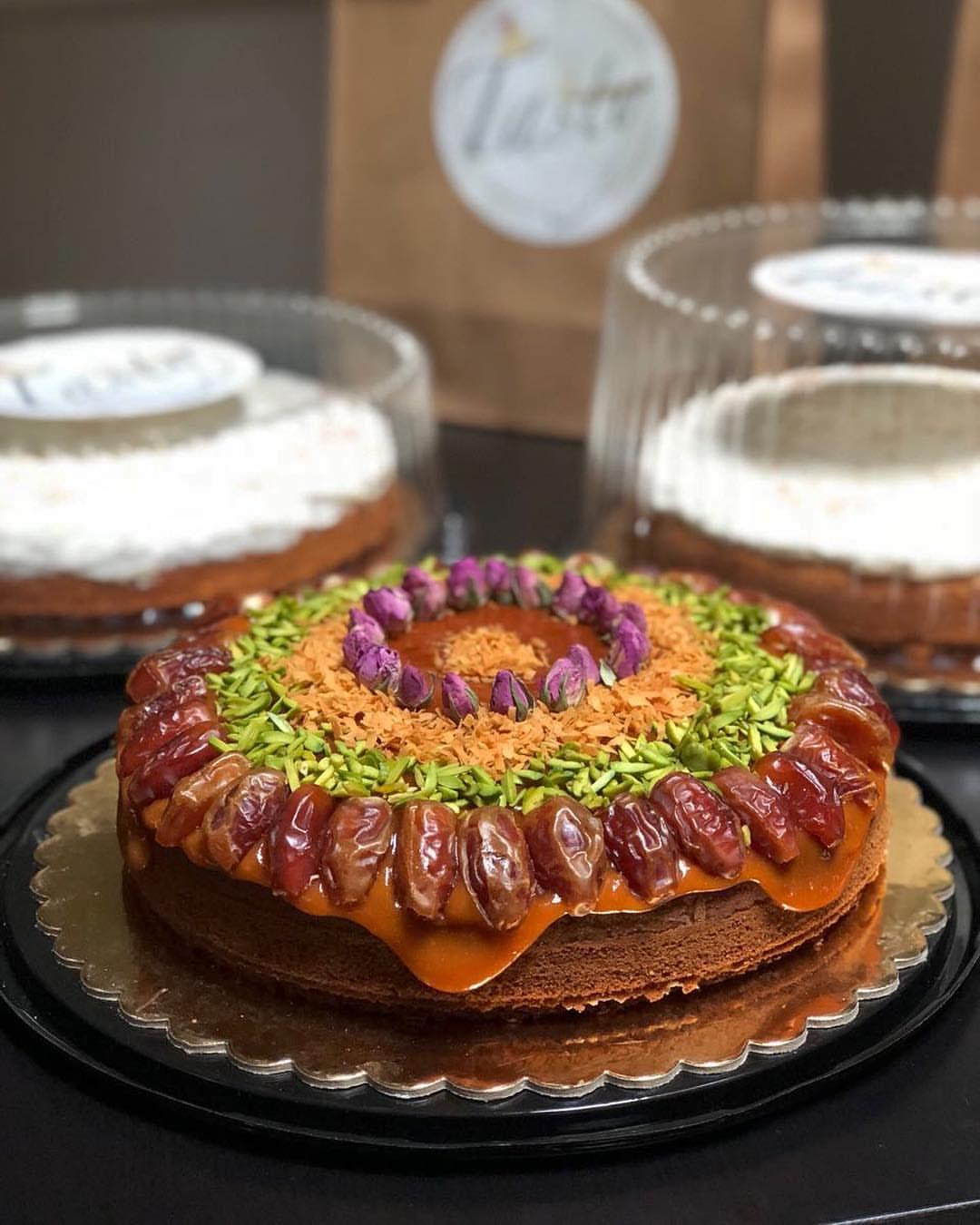 كيكة تمر بصوص التوفي ولا ألذ ✨ تتوفر بأحجام: صغير وسط كبير ميني كتوزيعات #كيك #كيكة_تمر #