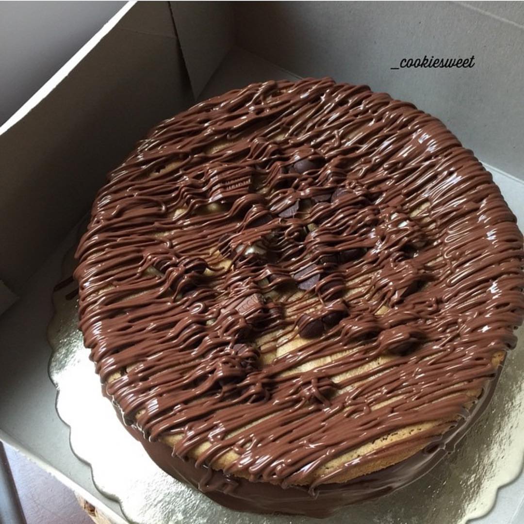( كيكه كوكيز كبيره + درزن كب كوكيز )ب 100 ريال♥️♥️