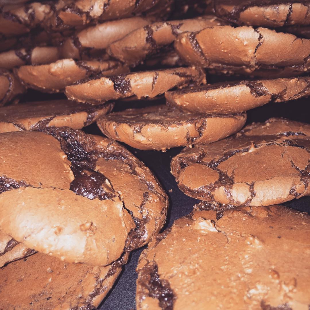 براوني كوكيز ☹️ #cookiesbites #cookies #pnu #قهوة #حلى_قهوة #الرياض للطلب #brownies