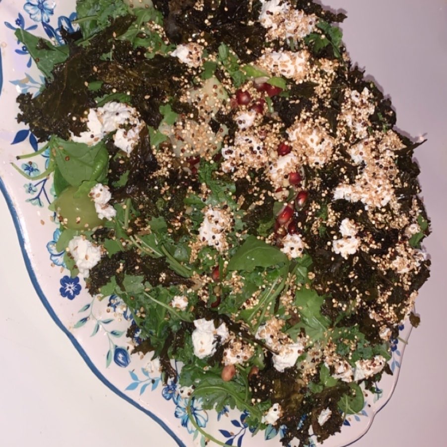 سلطة موسم الرياض الغنية بالخضار المستوردة والطازجه والمكسرات الشهيه والكينوا المحمصه