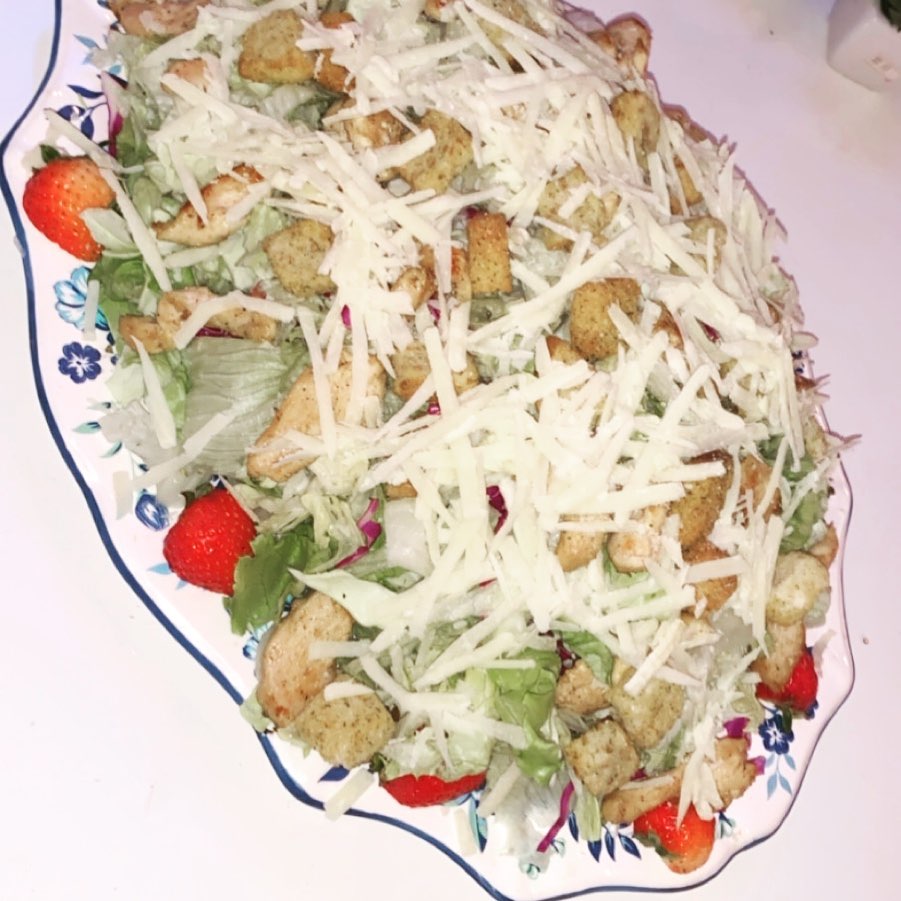 سلطة السيزار اللذيذة بجبنة البرميزان الطازجه