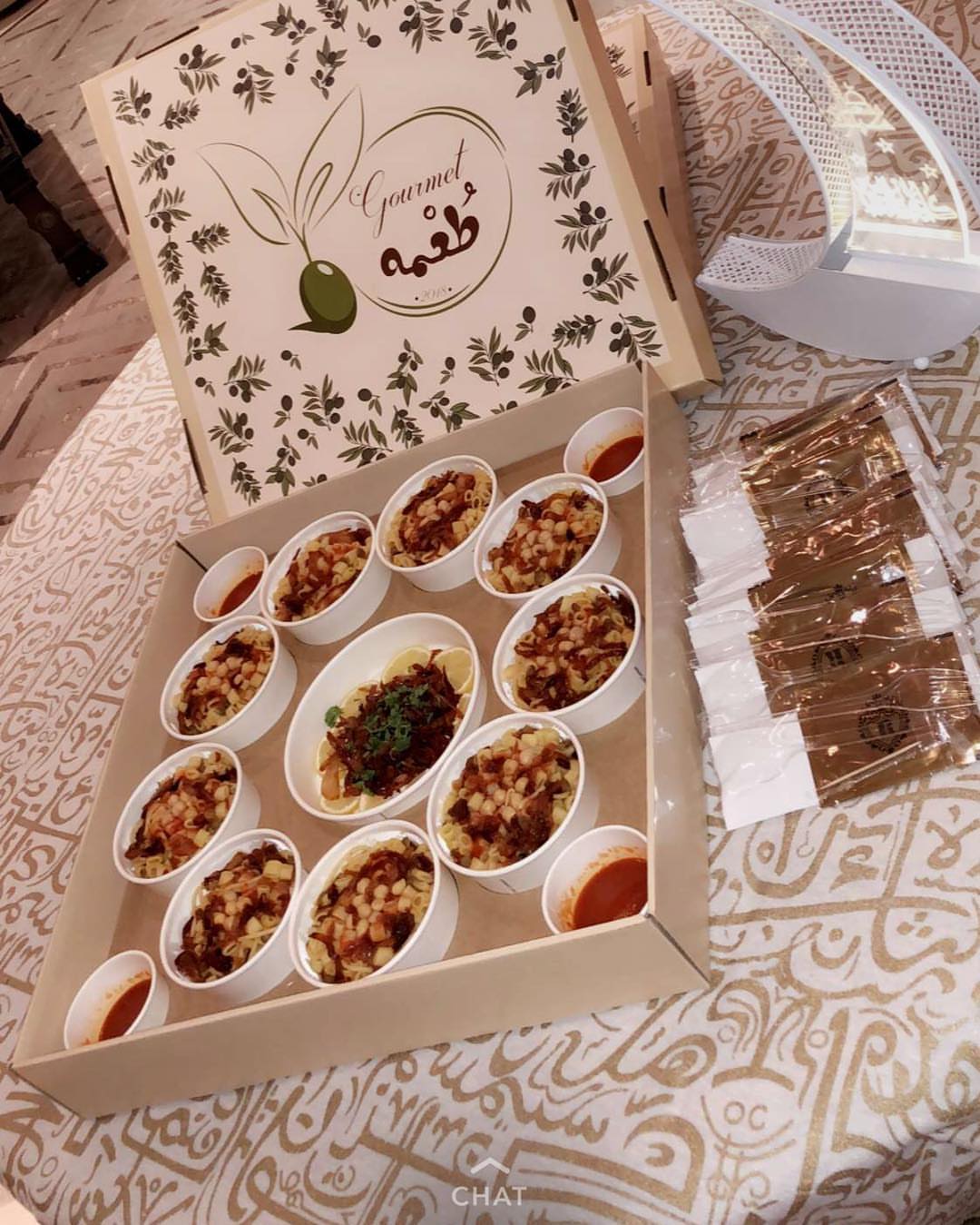 بكج جورميه طعمه-كشري: - عبارة عن ٩ أطباق كشري تكفي ل 5-6 أشخاص تقدم مع البصل المقلي وصوص ا