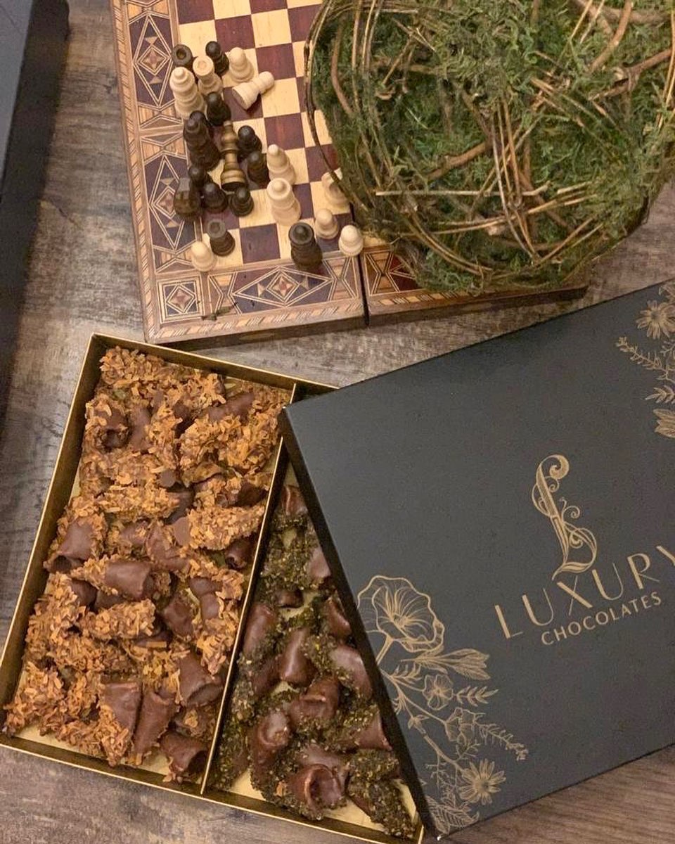 كرانشي تشوكلت : بيوقلز مغطى بالشوكولاته بنكهتين ( جوز الهند المحمص ، الزعتر ) السعر : 80 ر