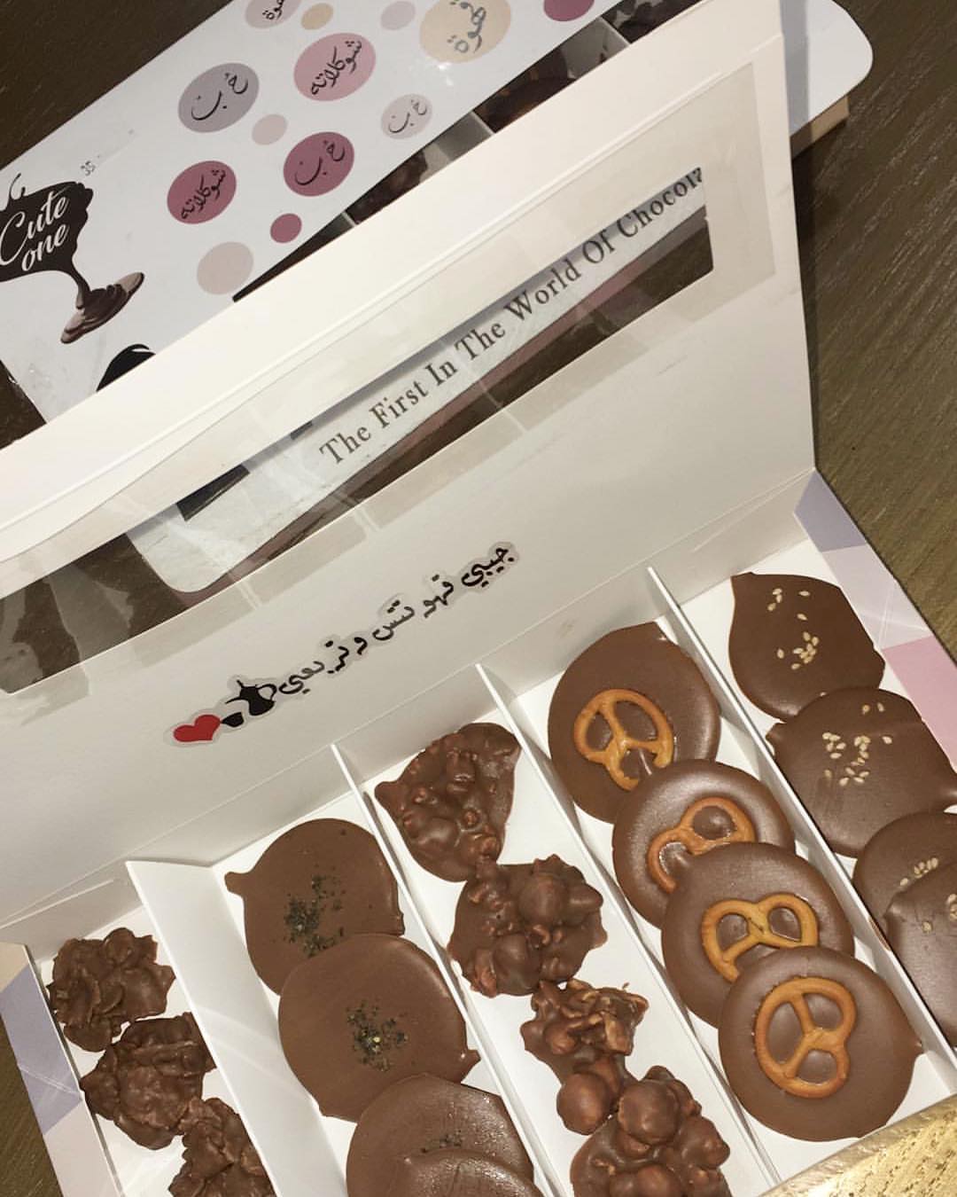 ‏اليد اللتي اعتادت أن تمسح دمـوع الآخرين .. تبكي وحيدة دائمـاً