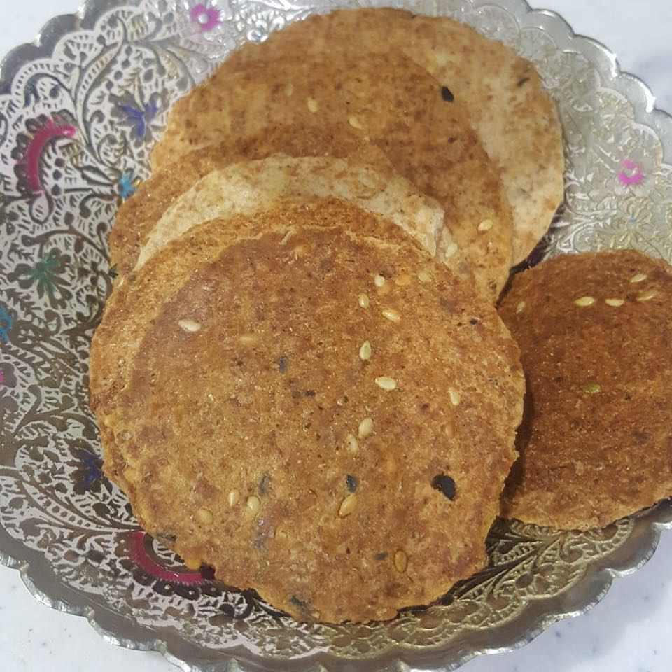 قرص بالزعتر والعسل لذيييذ مع الشاهي وفيه نكهات متعدده مثل الجبن، والسمسم وسماق وبأحجام مخت