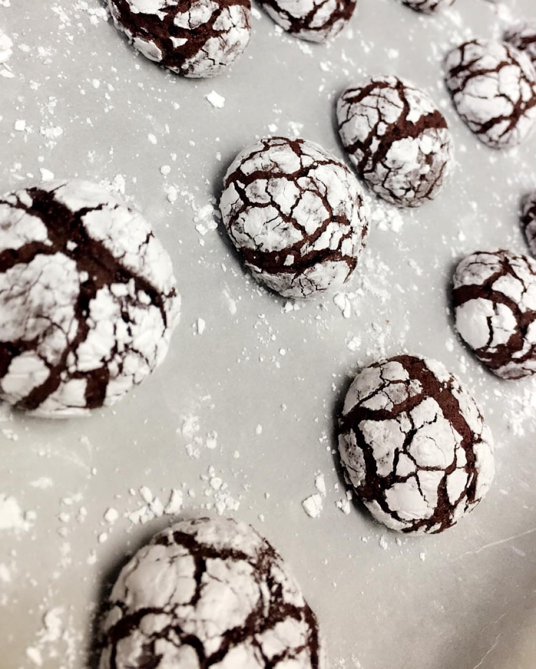 Freshly baked mini red velvet crinkles الكيلو ١٥٠ ريال