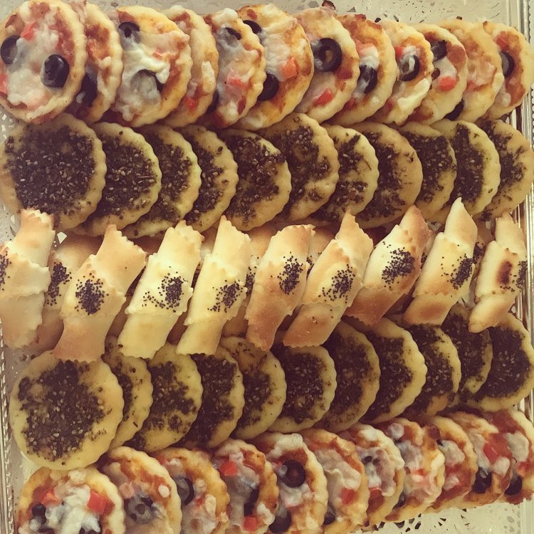 فطائر بيتزا ، زعتر ، جبن #مفرزنات رمضان الحبه بريالين. للطلب التواصل دايركت