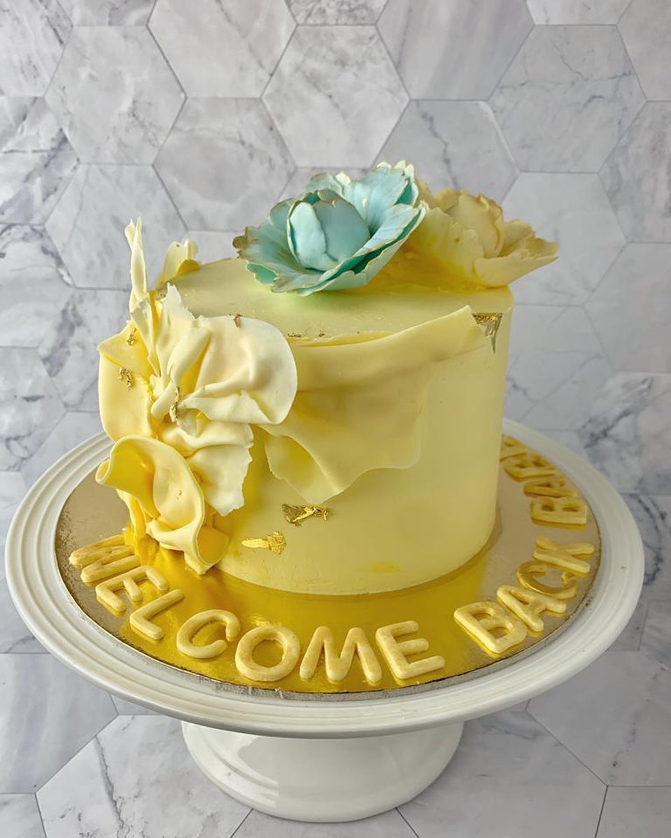 Golden Wings ✨ . . #cakedecorating #cake #riyadh #bakeit #كيك #الرياض #بيك_ات