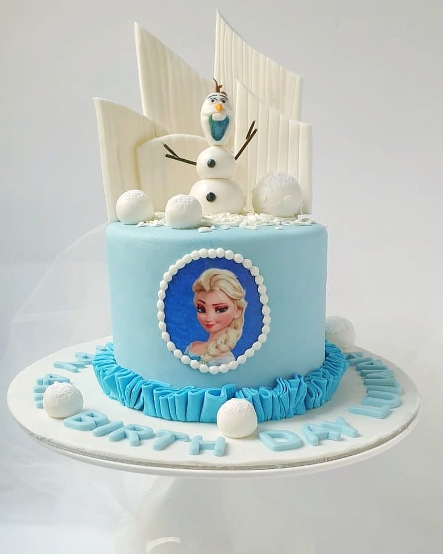 Frozen cake ❄️ . . . #cake #cakedecorating #sweet #frozen #bakeit #كيك #حلويات #فروزن #بيك