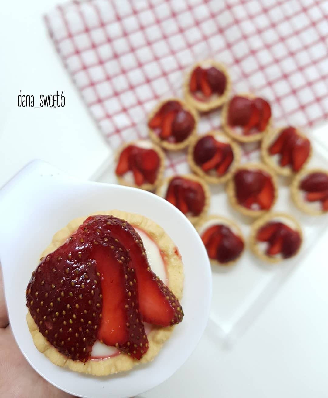 ميني تارت الفراولة ❤ #dana_sweet6 #sweets #sweet #tart #tartstrawberry #minitart #تارت_حلو