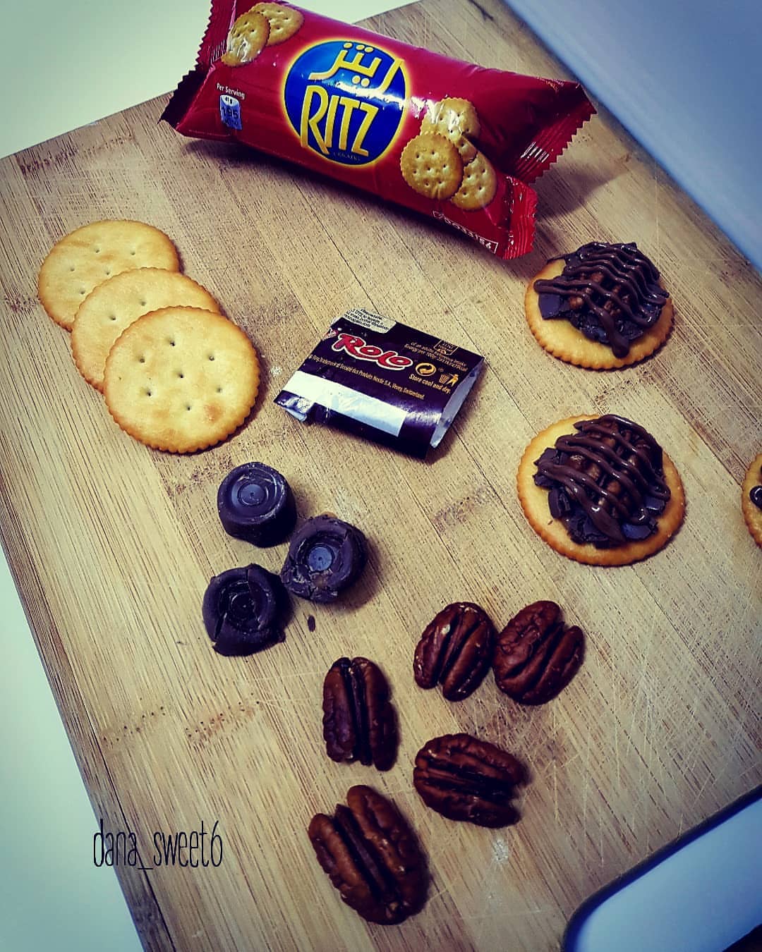 حلا الريتز سهل وسريع ولذيذ بسكويت ريتز شوكولا رولو جوز بيكان وزينتها بالجالكسي #dana_sweet