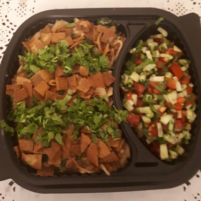 Burning finger with green salad #lunchtime #eating #foods#salads#foodtime #lunchbox