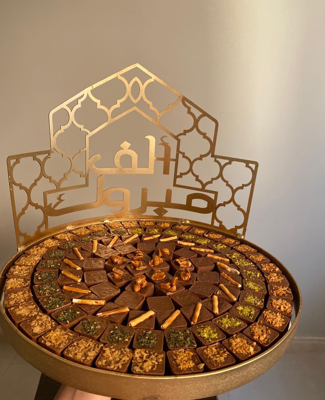 من التشكيلة الجديدة للصواني المناسبات ✨ بعبارة الف مبروك 109 حبة ب250 شامل الشوكلاته والص