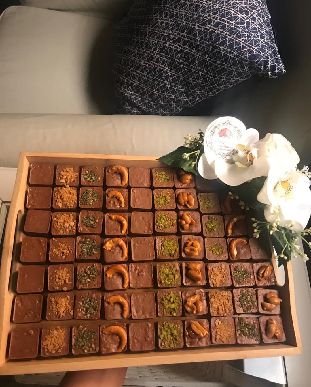 صينية خشبية مقاس كيلو فيها 70 حبه سعرها 150 شامل الصينية والورد والشوكلاته✨