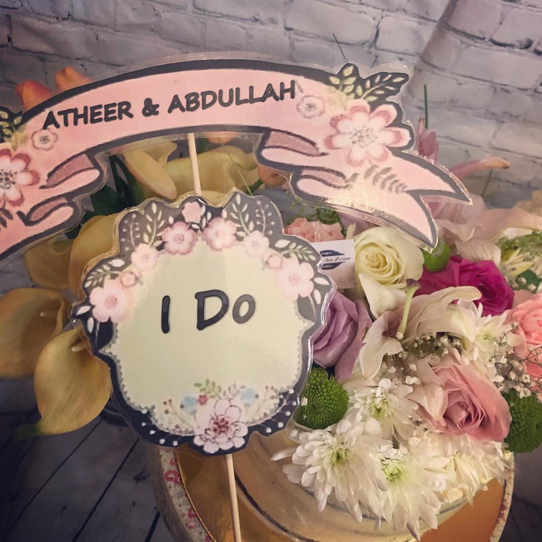 الان.. يمكنكم إضافة أي عبارة ترغبونها على أي كيكة موجودة عندنا ❤️ . . Now you can add any