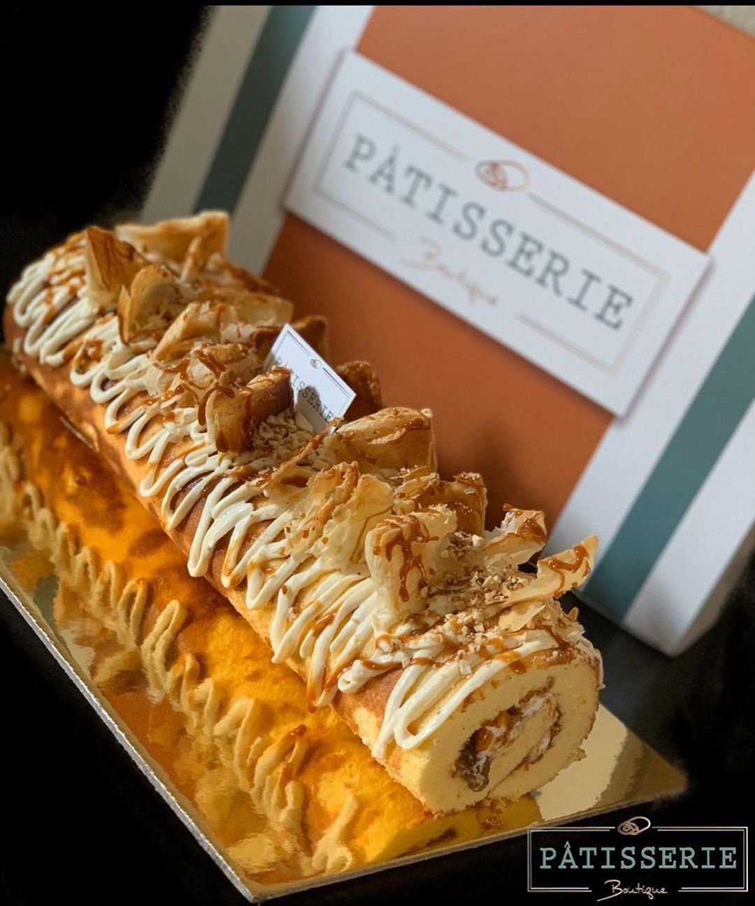 . . Happy Thursday✨ . استمتعوا مع عطلة نهاية الاسبوع، كراميل سويسرول مع قطع القلاش المقرم