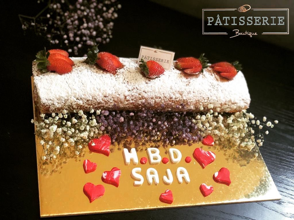 Strawberry Swissroll with white cream✨