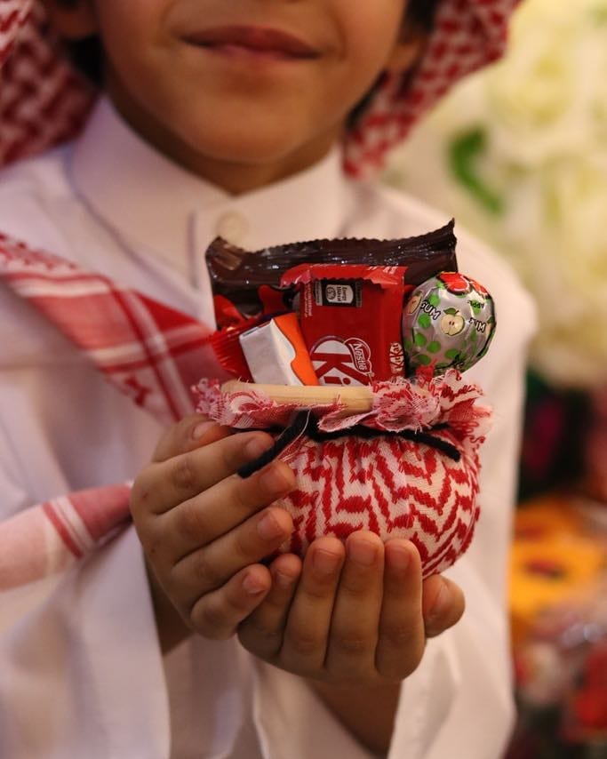 نشارككم فرحة العيد بعيديتنا المميزه .. مجموعه حلويات العيد ويرفق معها كيس صغير تربه وبذور