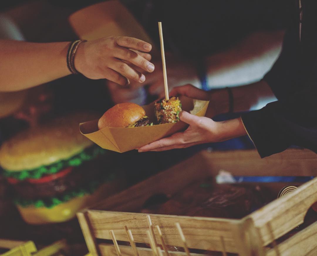 Make your eid full of flavor, make it sapidus . #jeddah #gathering #burger #destinationjed
