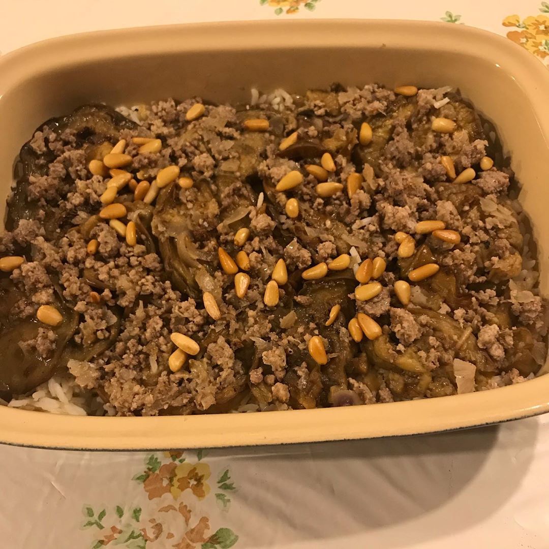 مع طبق مقلوبه الباذنجان عالطريقه السوريه والمذاق اللذيذ بالطلب