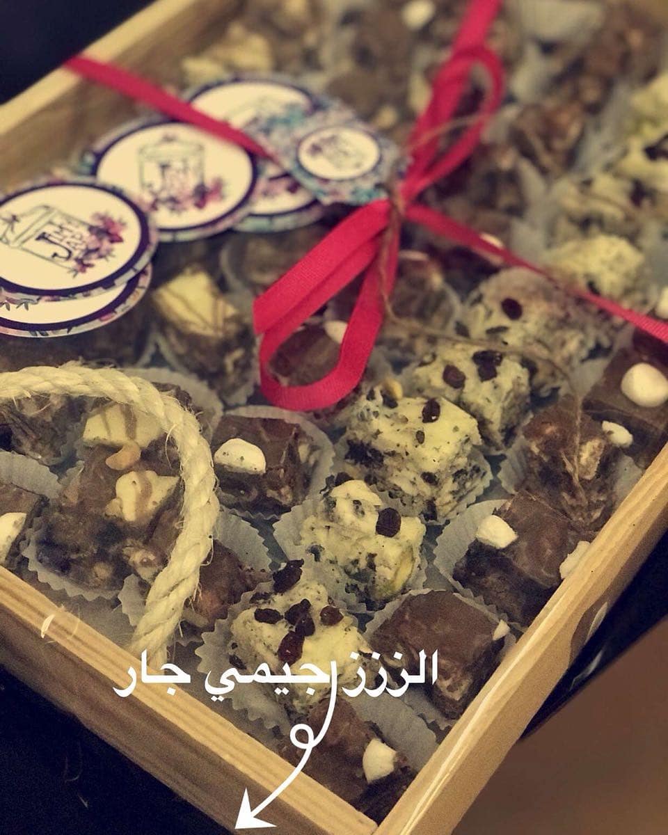 هنا وعافيه يارب زبوناتي احلى ناس والله احبكم