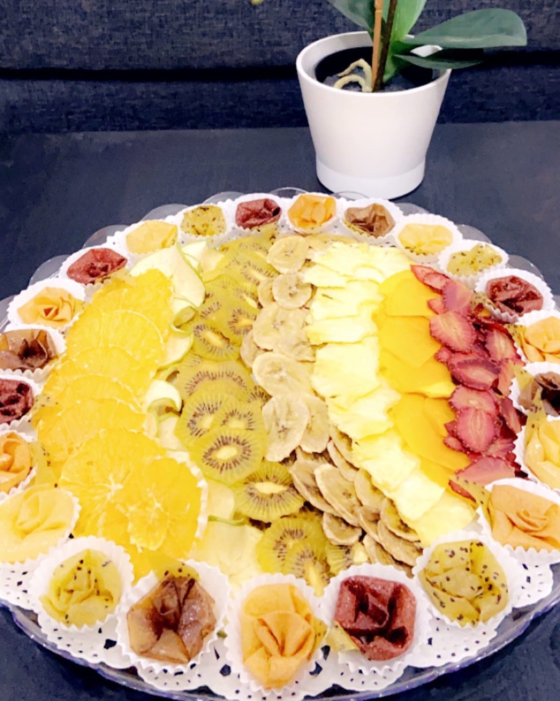 ضيافتك معانا غييييير تميزي بضيافتك وبهداياك معنا صحن منوع من الفواكه المجففة بدون سكر بالن